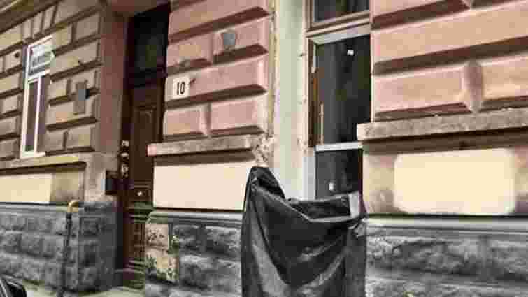 За понищений фасад власника приміщення в будинку на вул. Левицького наразі не оштрафували