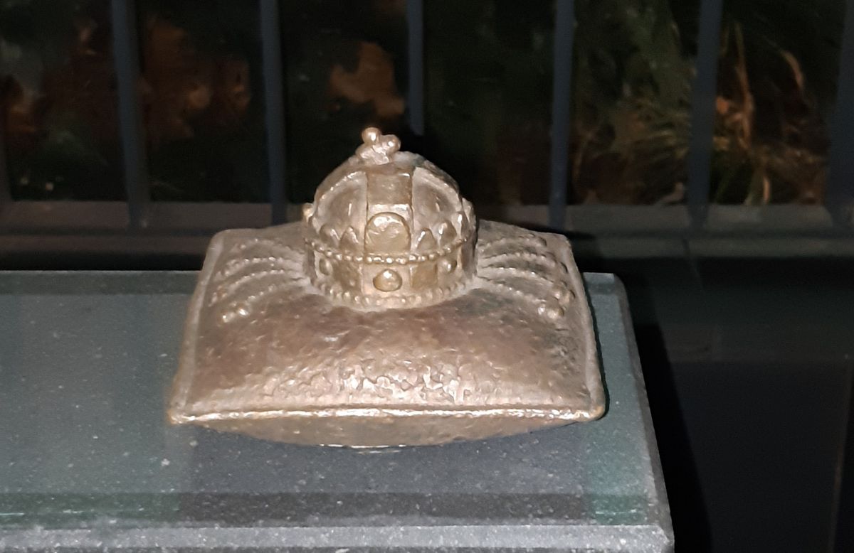 Генконсульство Угорщини в Ужгороді самовільно встановило пам’ятник короні Іштвана