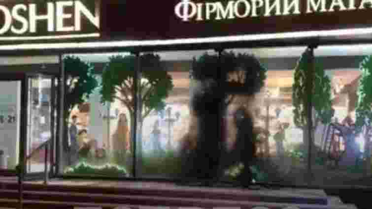 У Києві втретє за тиждень в магазин Roshen кинули «коктейль Молотова»