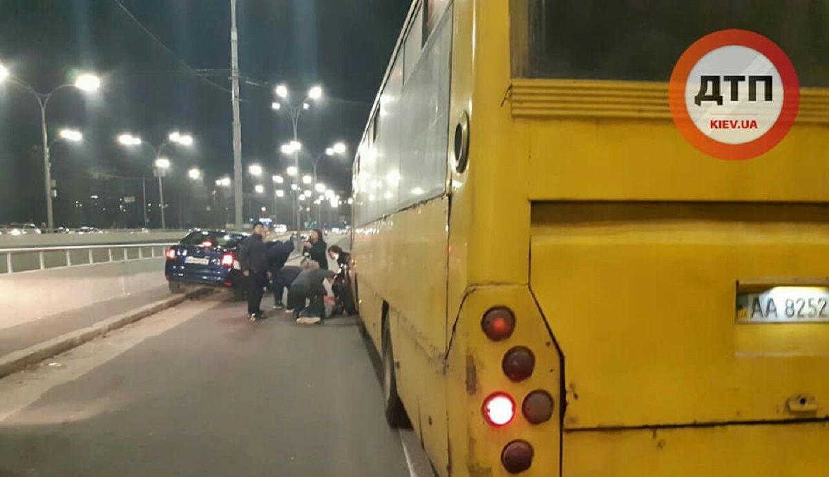 У Києві маршрутка збила людей на пішохідному переході, водія побили очевидці