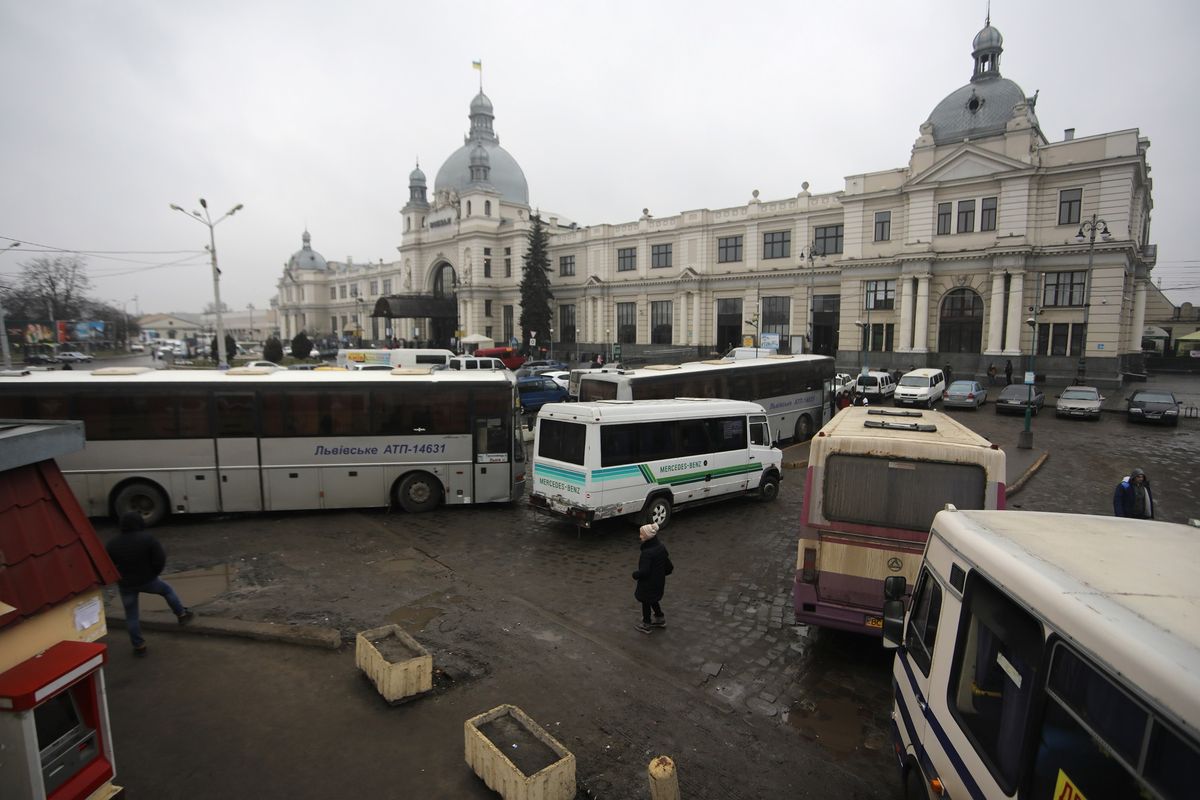 Відсьогодні на пл. Двірцевій закривають в’їзд для автомобілів на автостанцію