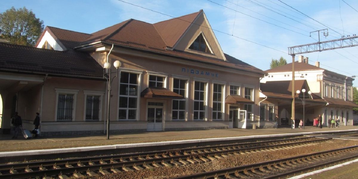 У зв’язку з ремонтом пл. Двірцевої  пасажирські поїзди додатково зупинятимуться на Підзамче 