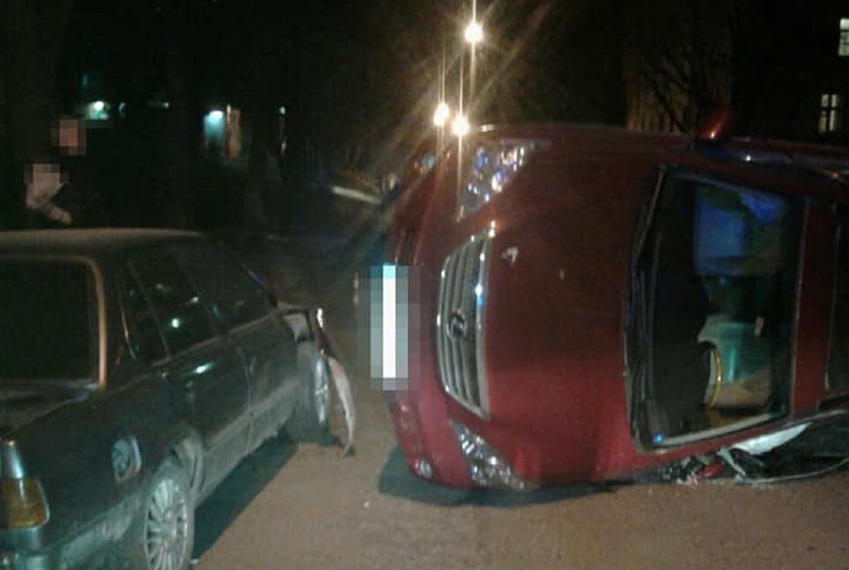 У Львові п’яна водійка автомобіля Lexus вчинила ДТП: авто перекинулося на бік