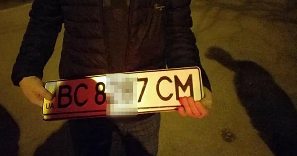 На вул. Володимира Великого львівські патрульні затримали крадія номерних знаків