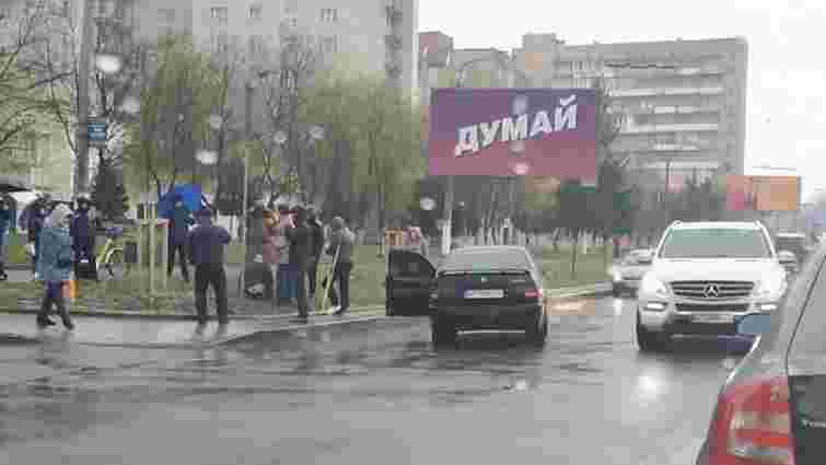 В Івано-Франківську натовп побив водія, який збив на переході візок з дворічною дівчинкою