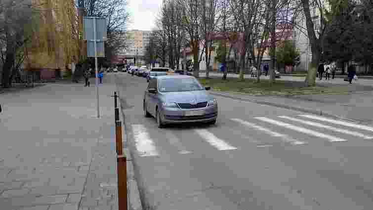 У Львові на пішохідному переході автомобіль збив двох 15-річних школярів