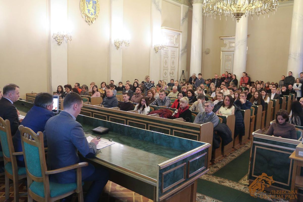 Поліція почала перевірку обставин виплати депутатами облради грошей виборцям