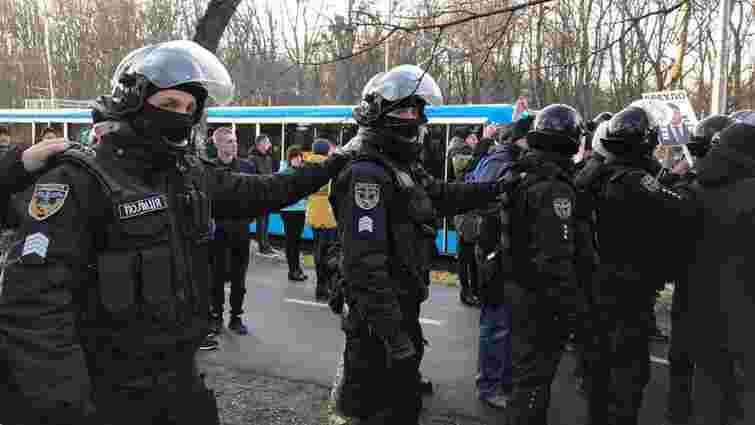 «Національні дружини» побилися з поліцією перед мітингом на підтримку Порошенка у Вінниці