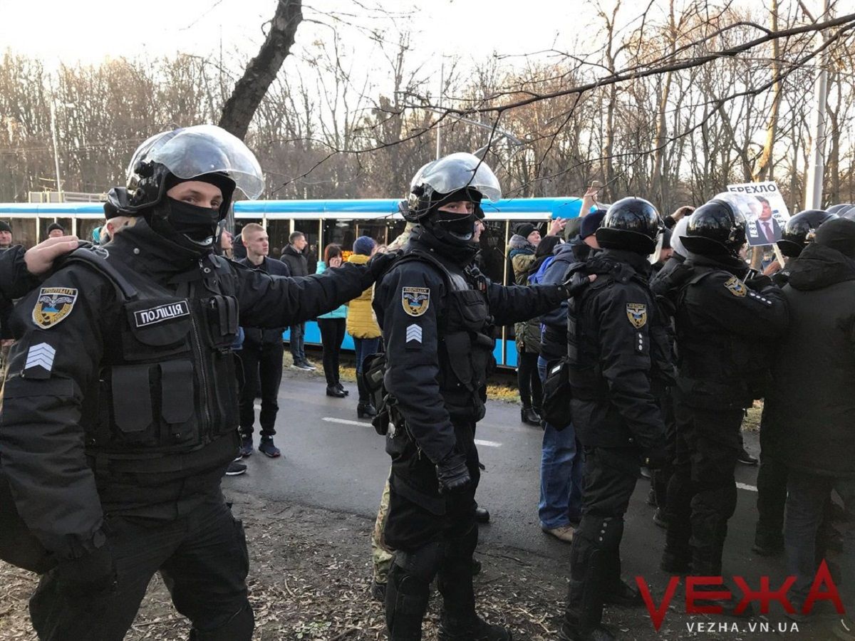 «Національні дружини» побилися з поліцією перед мітингом на підтримку Порошенка у Вінниці