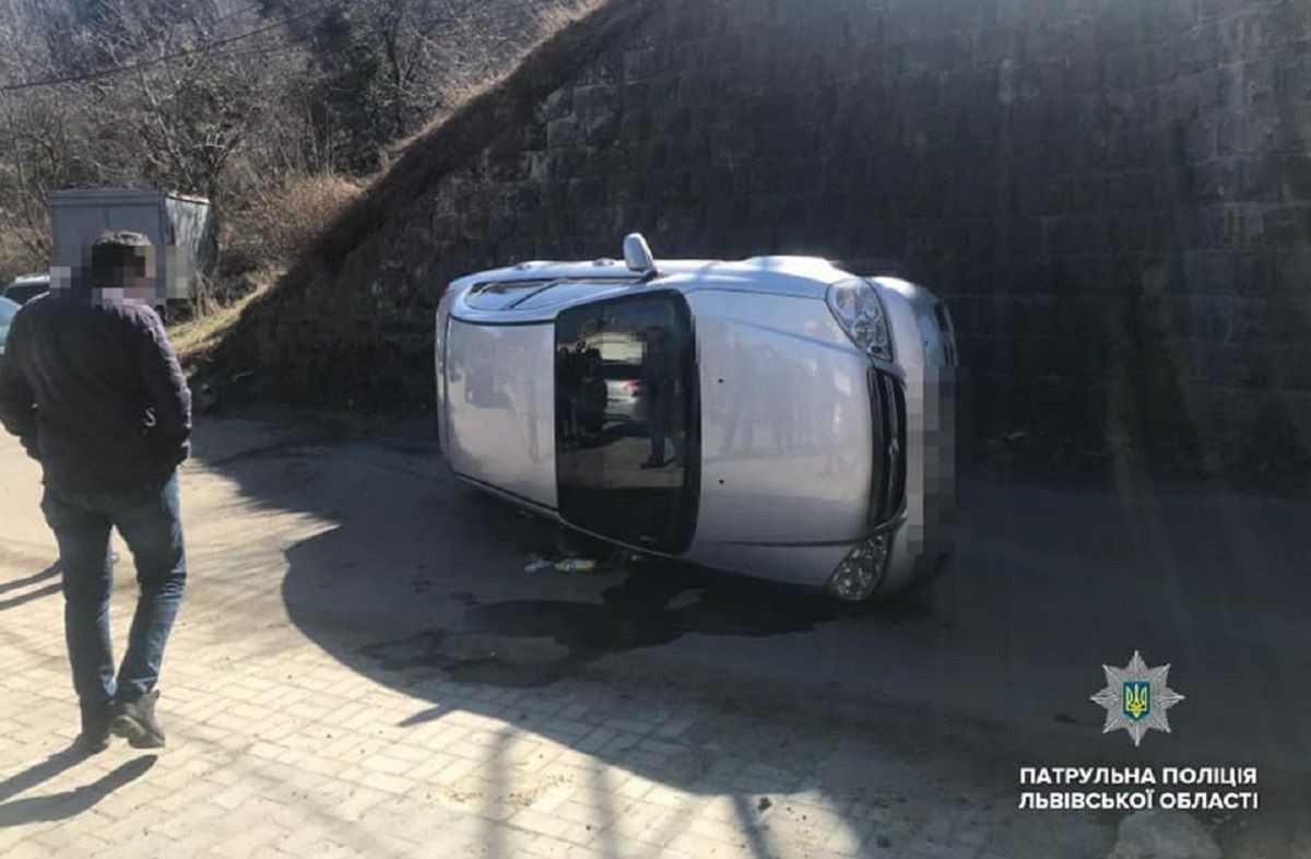 У Львові п’яний водій перекинувся на автомобілі