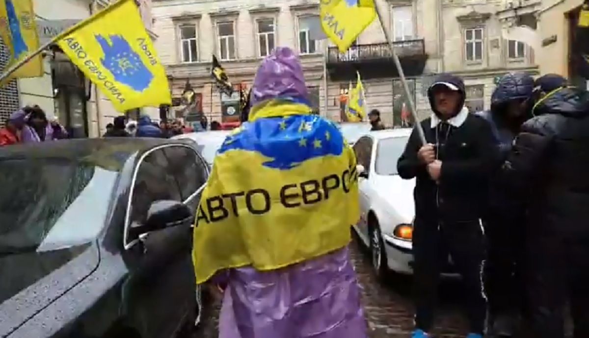 Євробляхарі заблокували вулицю у центрі Львова