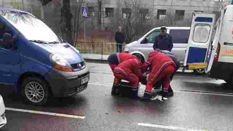 У Львові на вул. Шевченка автомобіль збив чоловіка на пішохідному переході