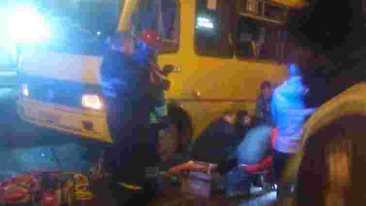 У Львові 16-річна дівчина потрапила під позашляховик і рейсовий автобус