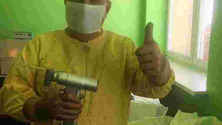 Хірургам-ортопедам Чорнобильської лікарні подарували новий інструмент для операцій