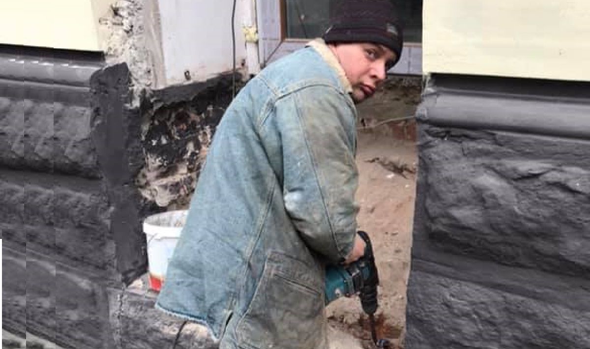 Власників приміщення на вул. Левицького знову спіймали під час руйнування фасаду будівлі
