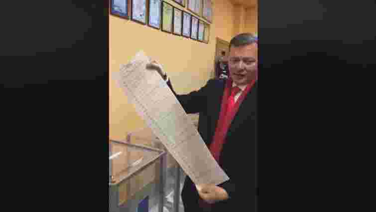 Після голосування Ляшко показав журналістам свій бюлетень, порушуючи закон
