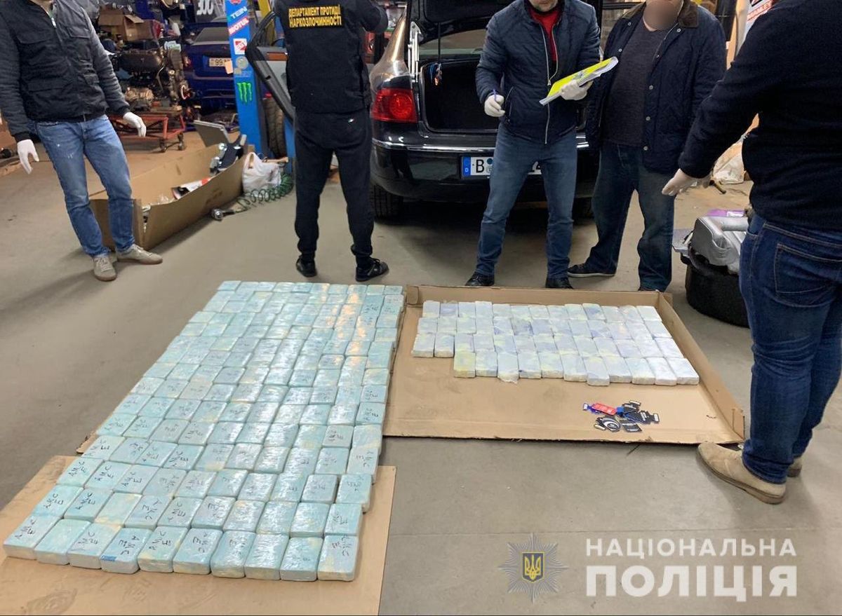 На Київщині поліція затримала іноземця, який перевозив в авто 100 кг героїну
