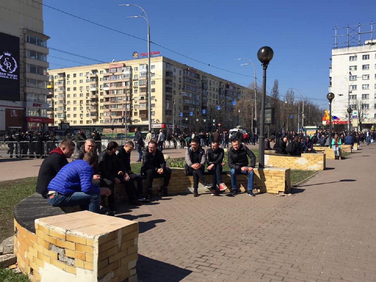 Біля ЦВК збираються групи невідомих «для охорони порядку»