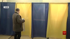 В одній з дільниць у центрі Львова виборець зробив селфі у кабінці