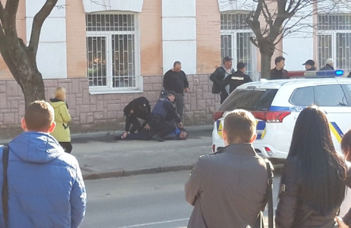 У Полтаві чоловік влаштував стрілянину в центрі міста після конфлікту в маршрутці