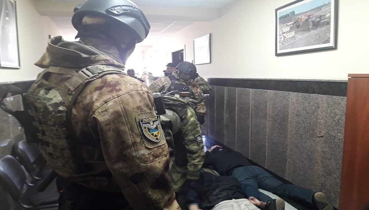 В Одесі озброєні чоловіки напали на офіс Служби автодоріг
