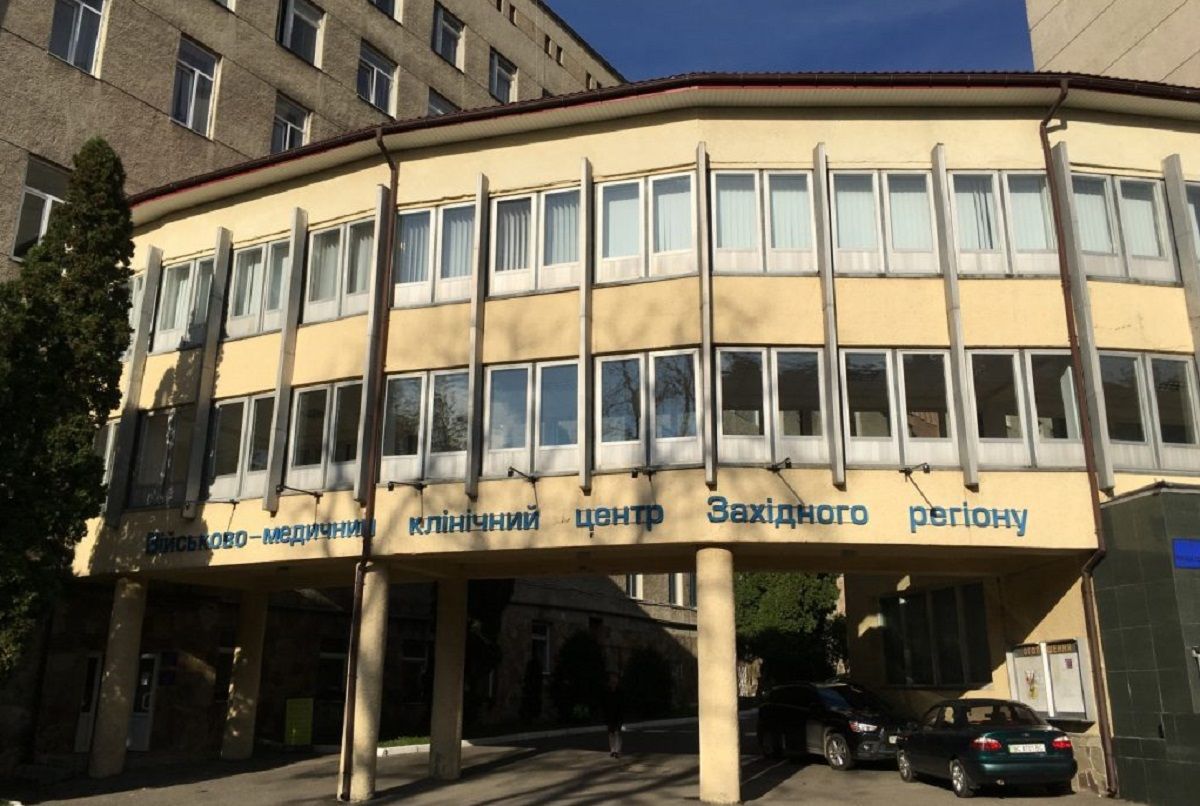 До Львова летить літак із 12 пораненими у зоні ООС військовими 