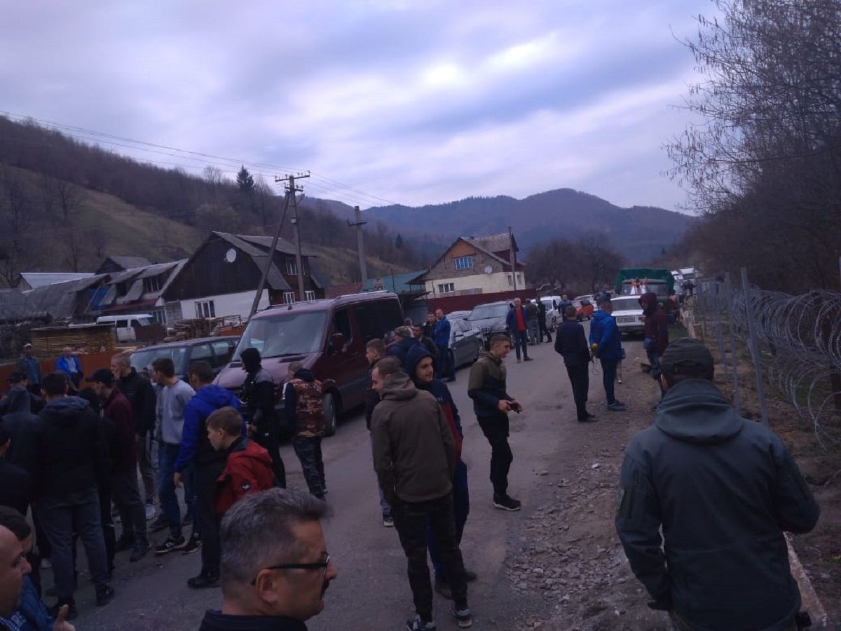 На Закарпатті місцеві мешканці перешкоджали прикордонникам облаштовувати держкордон з Румунією