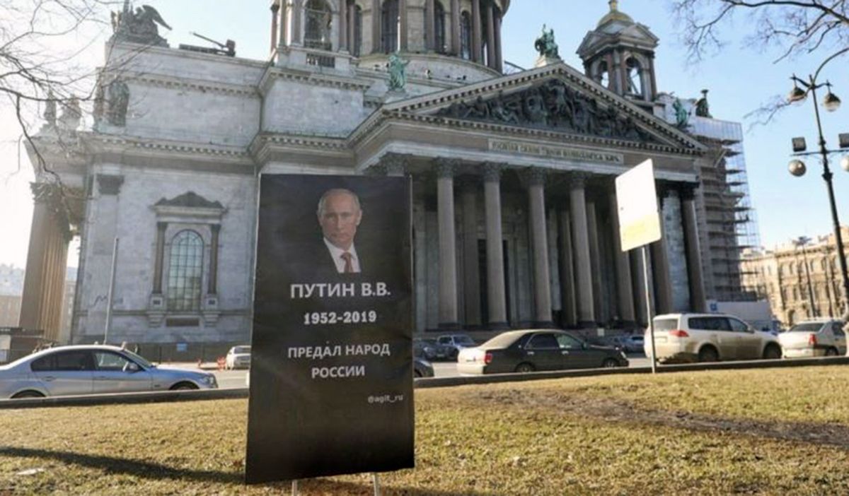 У російських містах запустили флешмоб зі встановлення надгробків з Путіним