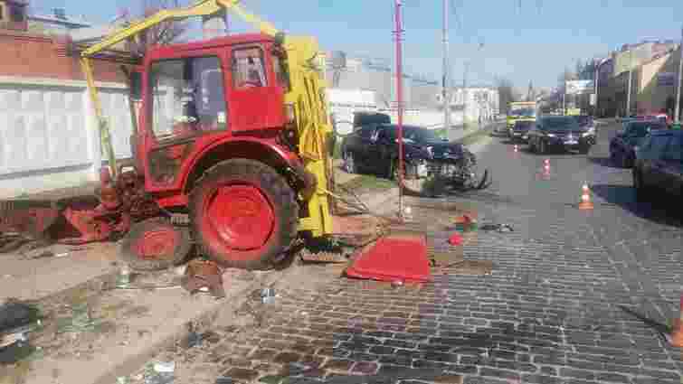 Внаслідок зіткнення трактора і Lexus у Львові постраждали двоє людей