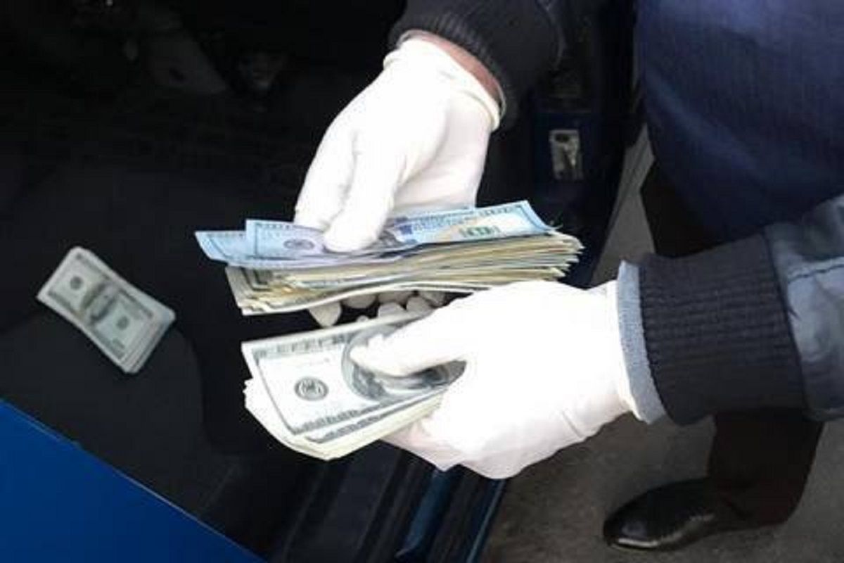 Високопоставленого чиновника Держгеокадастру затримали на хабарі в Луцьку