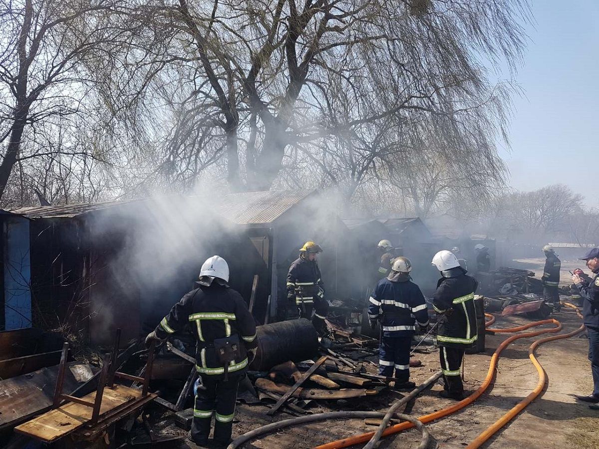 Через спалювання сухої трави біля Львова згоріли три будівлі та шість гаражів