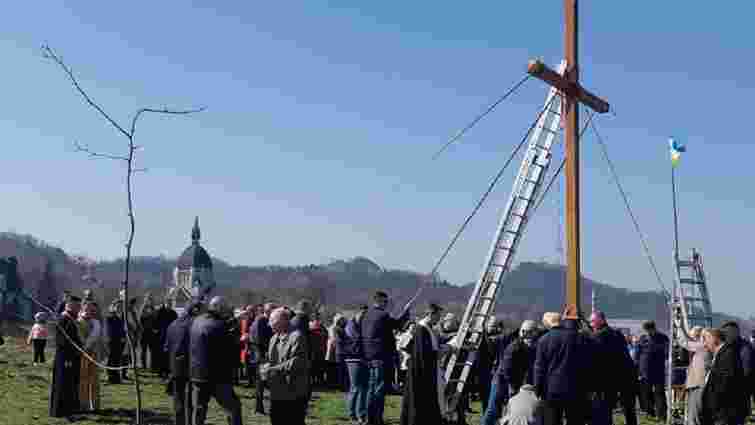 На Знесінні у Львові встановили новий 6-метровий дубовий хрест