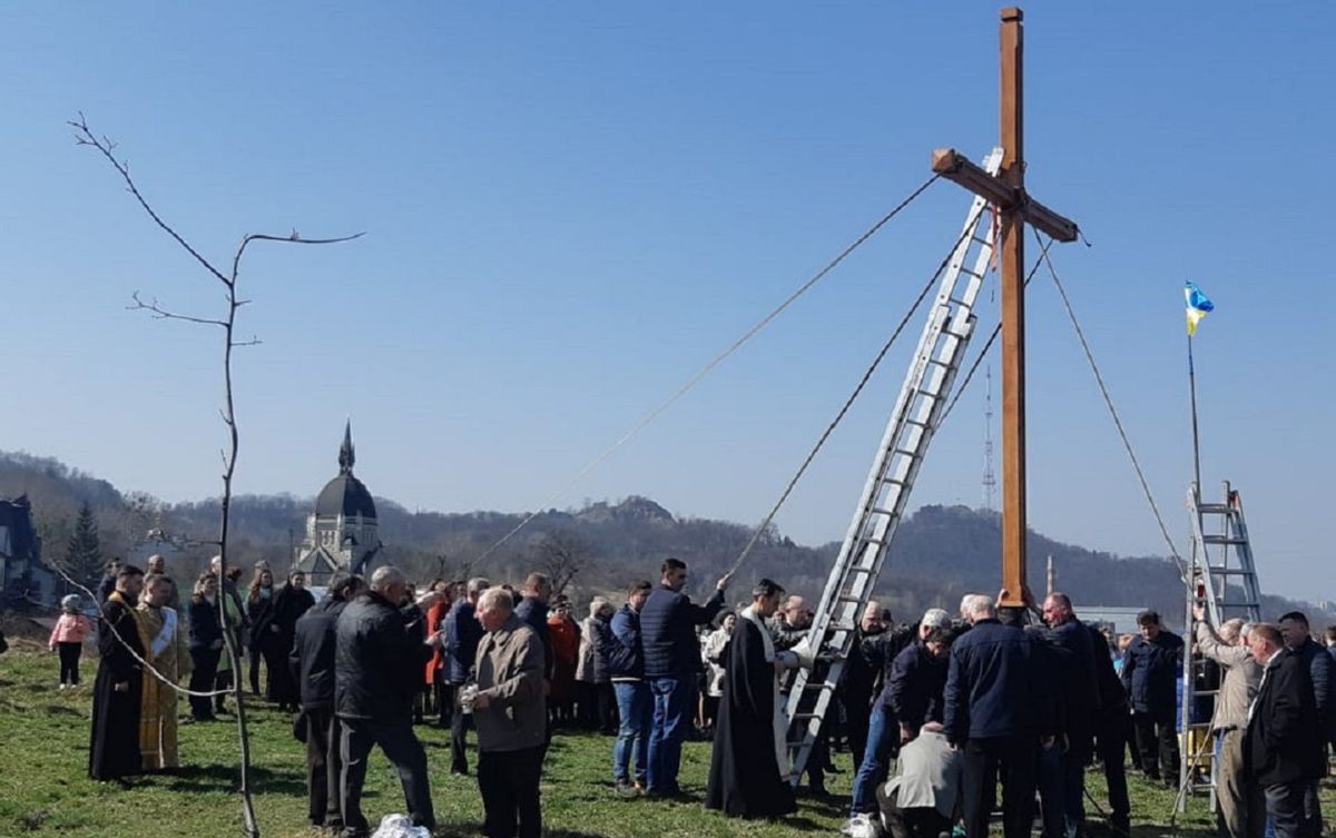 На Знесінні у Львові встановили новий 6-метровий дубовий хрест