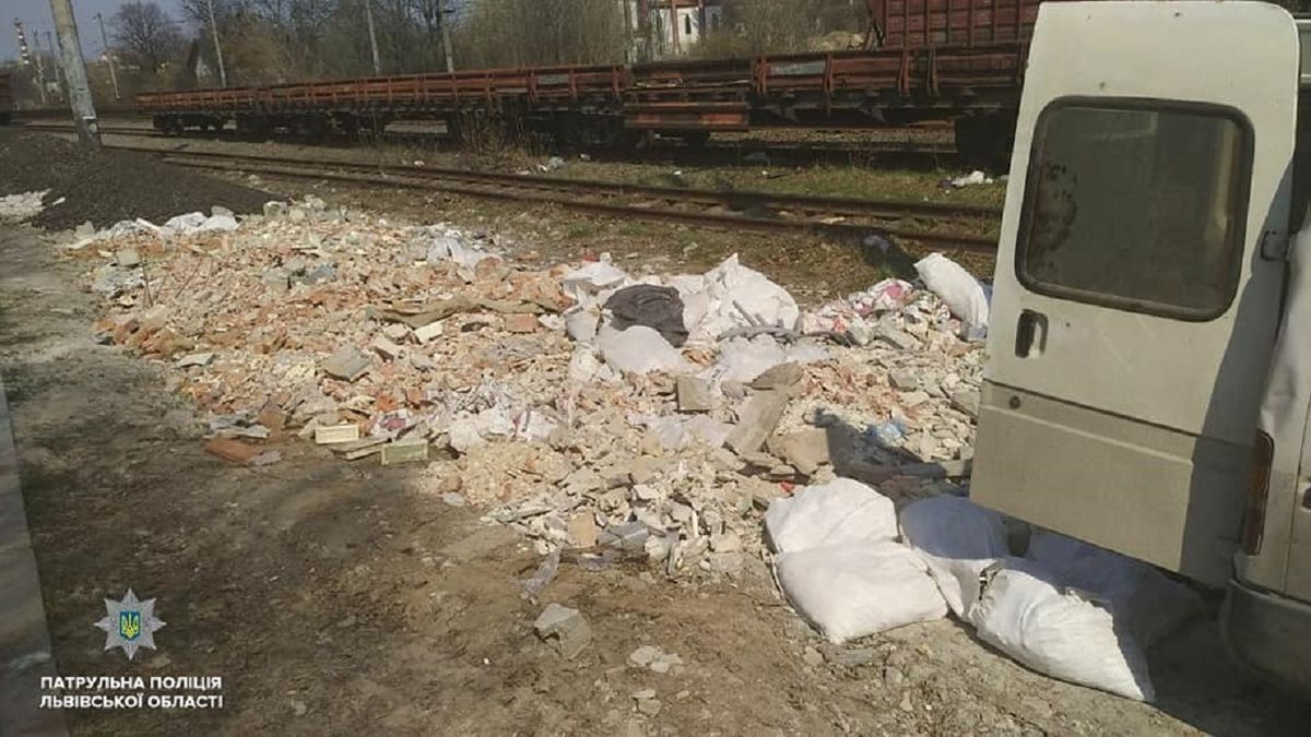 Львівські патрульні спіймали чоловіків, які вивантажували будівельне сміття біля колії
