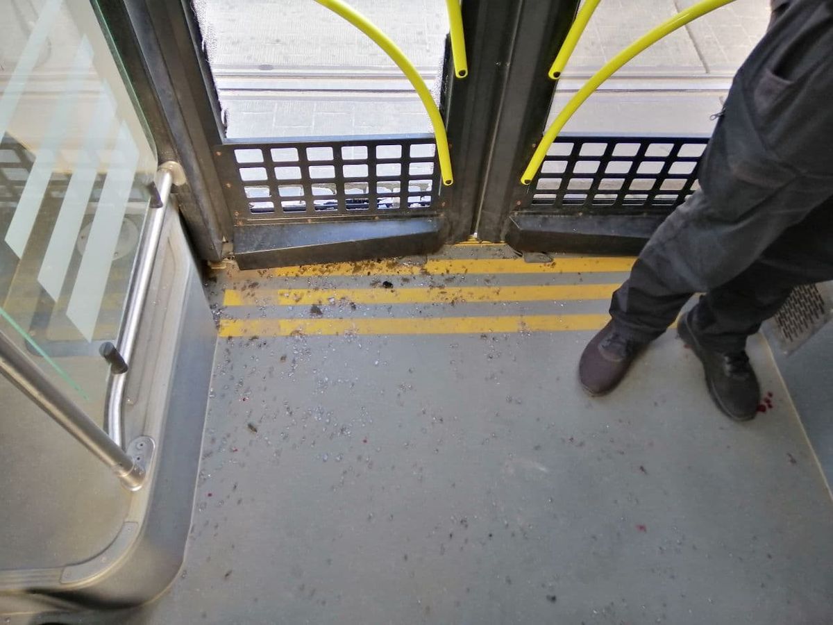 У Львові спійманий на гарячому злодій розбив вікно в  автобусі
