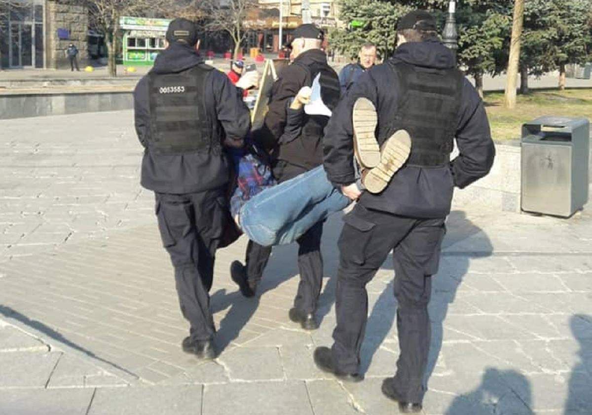 В Києві поліція затримала активіста за роздачу листівок про Зеленського
