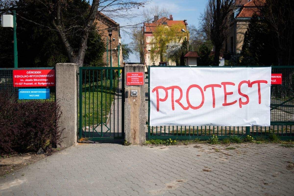 Через безстроковий страйк вчителів у Польщі не працюють тисячі шкіл