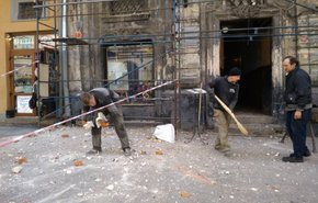 На площі Ринок обвалився фрагмент верхньої частини фасаду історичної кам’яниці