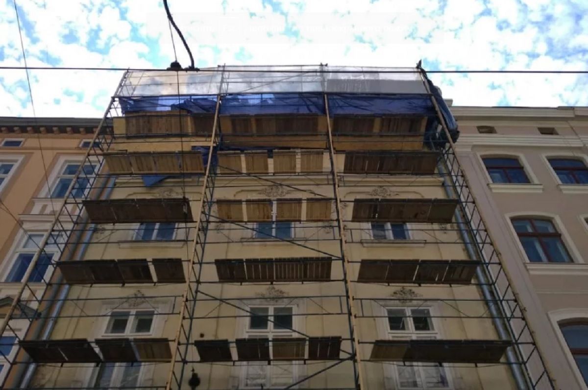 Будинком на площі Ринок, де обвалився фрагмент фасаду, володіє Львівська облрада