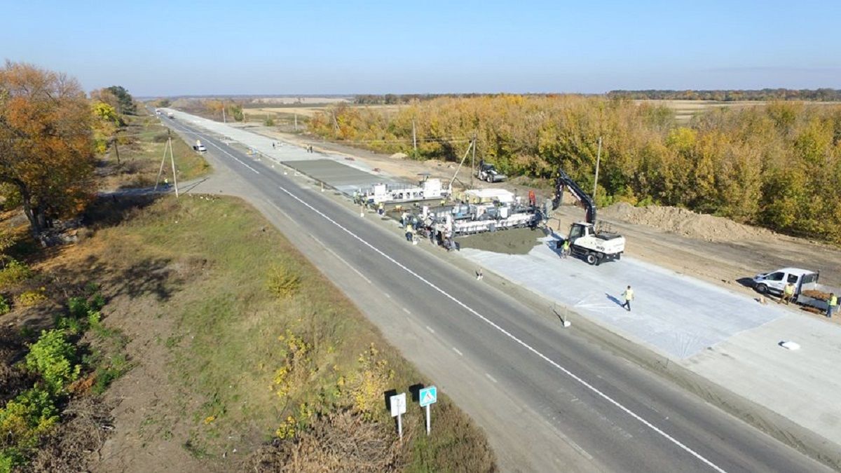 На Полтавщині відкрили для руху ділянку першої в країні бетонної дороги
