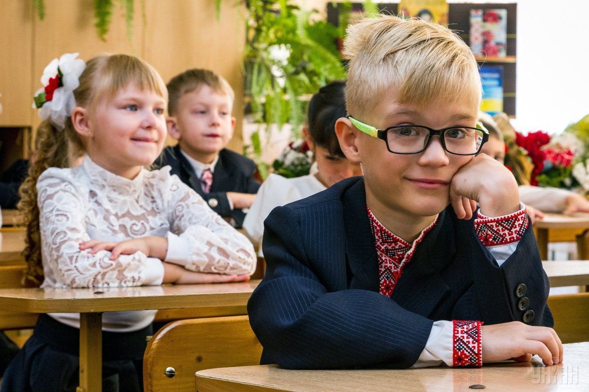 У п'яти областях першокласники можуть вчасно не отримати парти та шкільне обладнання