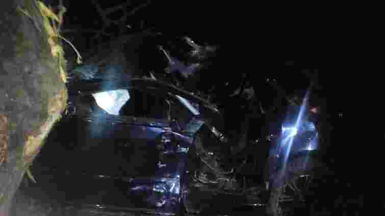 На Сколівщині рятувальникам довелося вивільняти водія автомобіля, який в’їхав у дерево