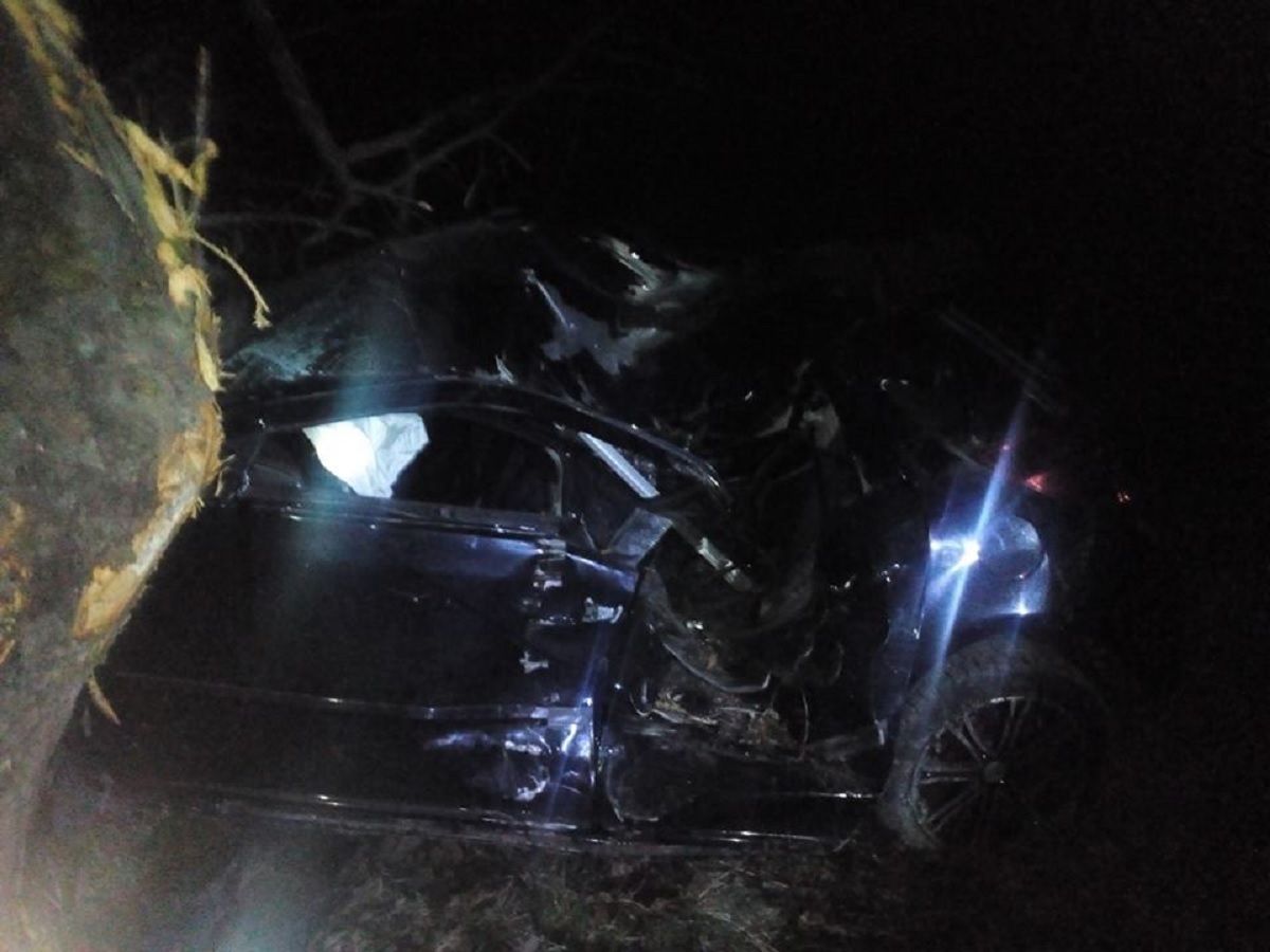 На Сколівщині рятувальникам довелося вивільняти водія автомобіля, який в’їхав у дерево