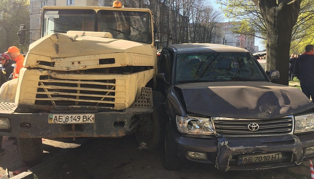 У Дніпрі вантажівка без гальм протаранила 11 автомобілів