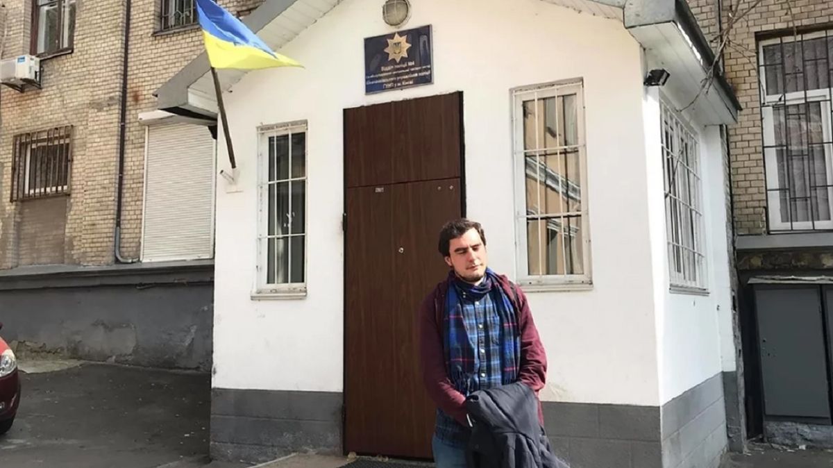 Суд виправдав активіста, затриманого за роздачу листівок про Зеленського
