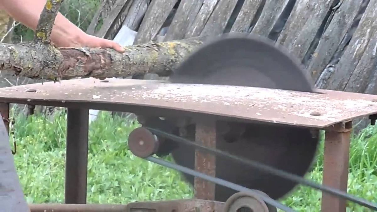 12-річний хлопець з Яворівщини втратив на циркулярці  чотири пальці і півдолоні