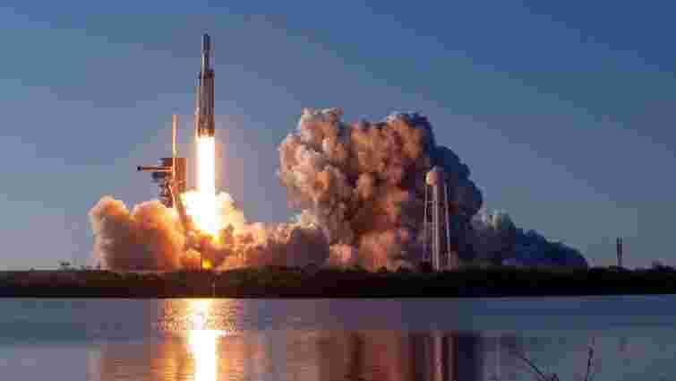 SpaceX Ілона Маска здійснила перший комерційний запуск ракети Falcon Heavy 