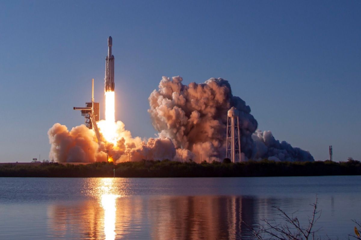 SpaceX Ілона Маска здійснила перший комерційний запуск ракети Falcon Heavy 