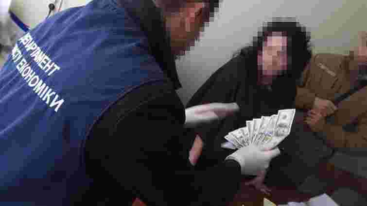Поліція затримала на хабарі 1000 доларів посадовицю Бориславської міськради