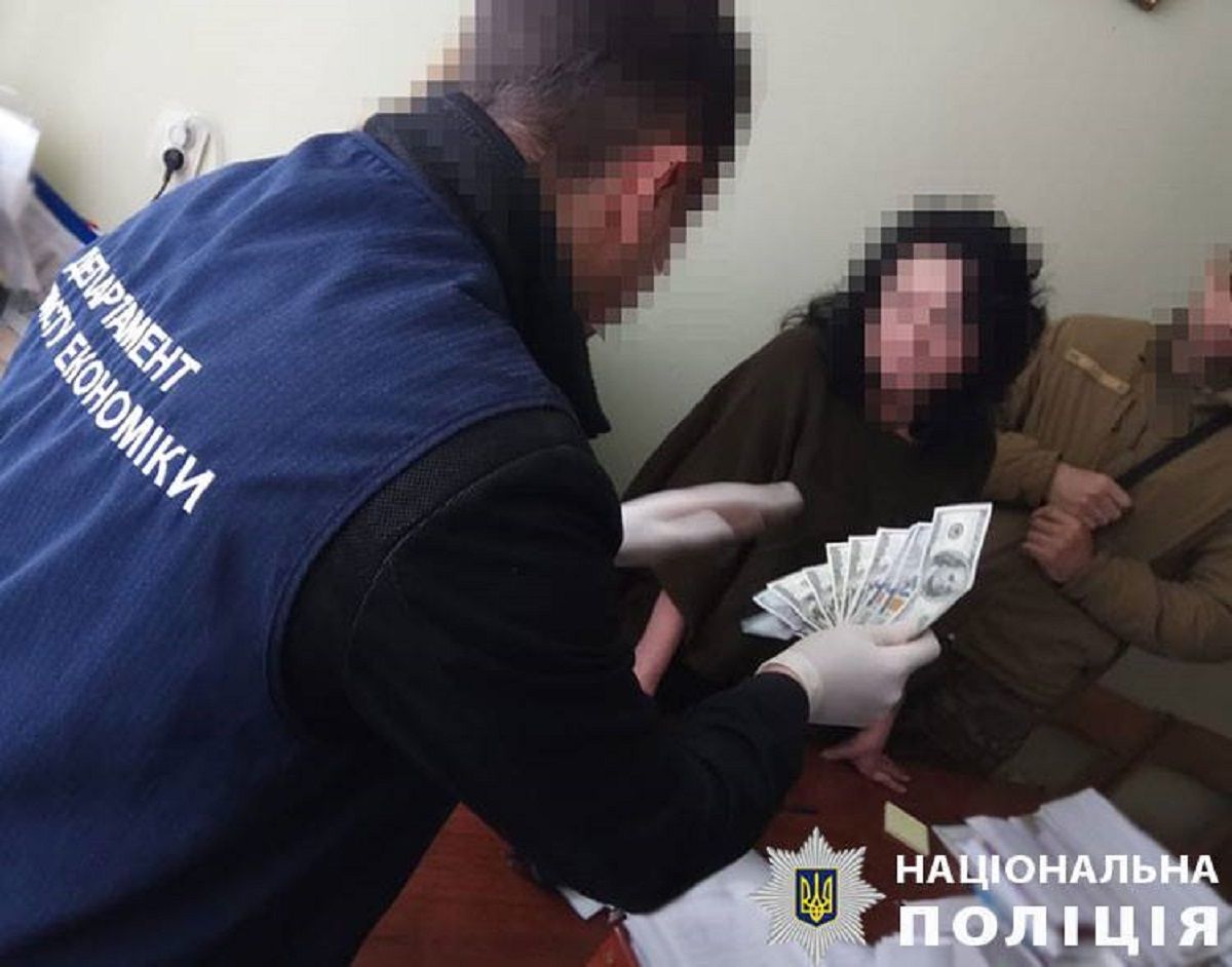Поліція затримала на хабарі 1000 доларів посадовицю Бориславської міськради